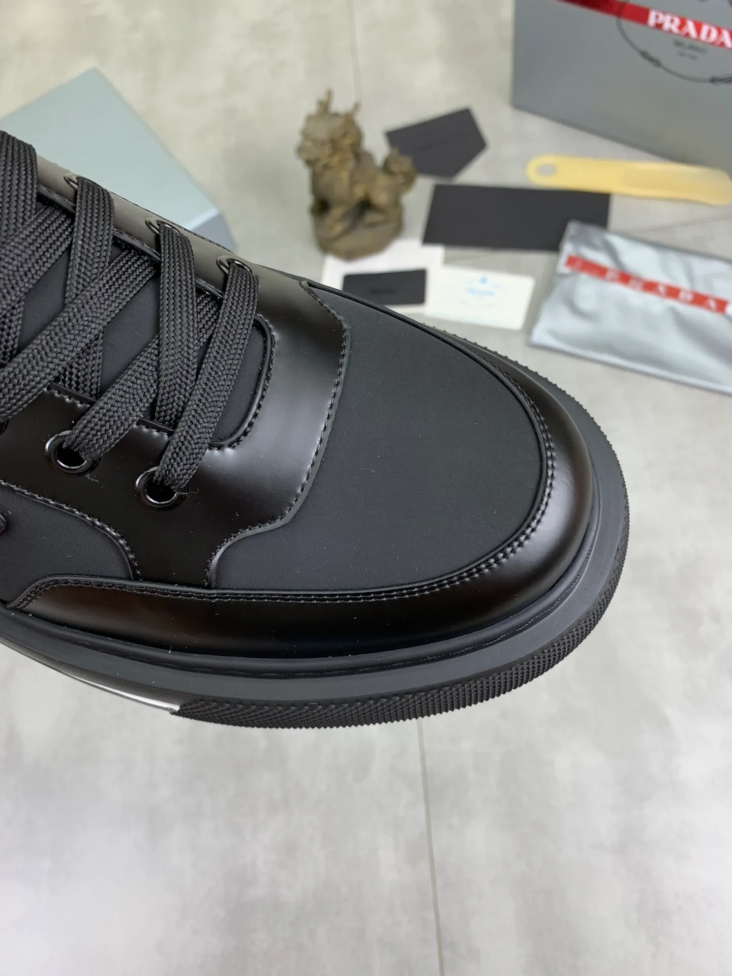 Men's shoes 💰P580 new (higher version) new models are available at PRADA counters simultaneously, new men's shoes, 😘 fabrics are selected from original calfskin. First layer of imported silk cowhide lining. The original version is awesome! 👍🏿Original open-molded non-slip PU outsole, with exquisite lines, simple and elegant, super comfortable and classy on foot, suitable for leisure travel. Code number: 38 to 44 (45 customized) 4️⃣ colors available
